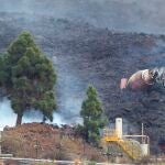 Una hormigonera de la cementera del polígono industrial del Callejón de la Gata, en el municipio de El Paso, quedó medio sepultada tras el paso de la colada de lava del volcán de La Palma.