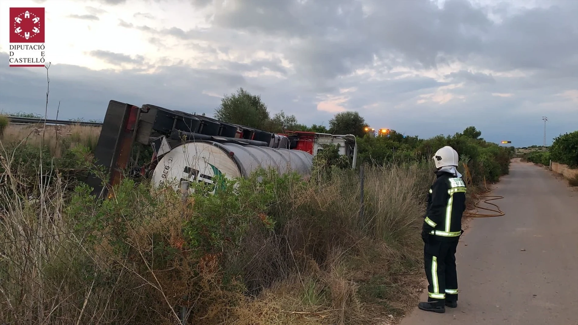 Camión volcado en Cabanes