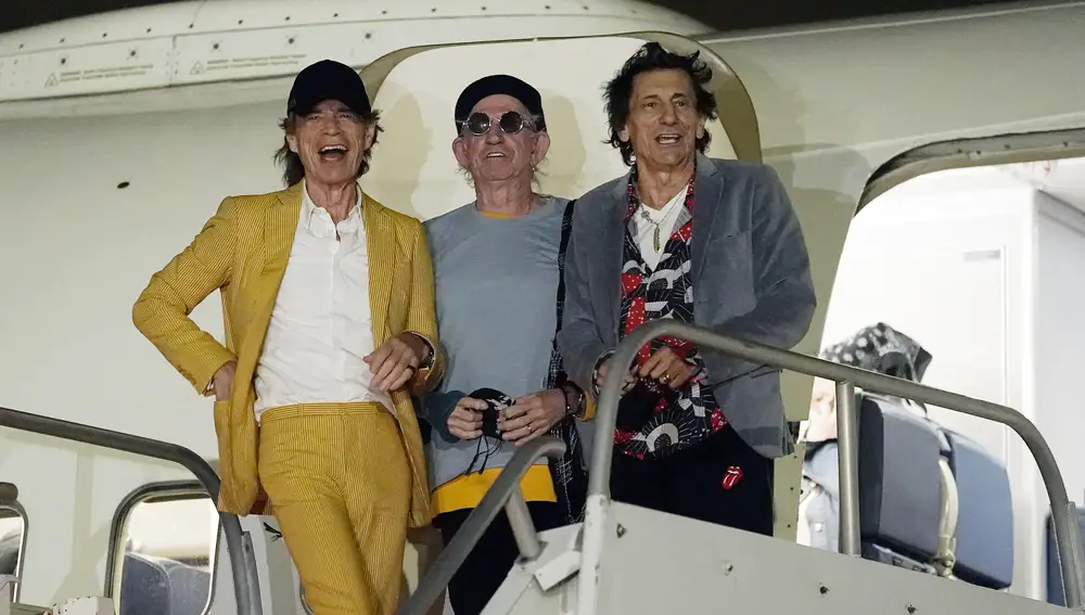 Mick Jagger, Keith Richards y Ron Wood en el avión de la gira