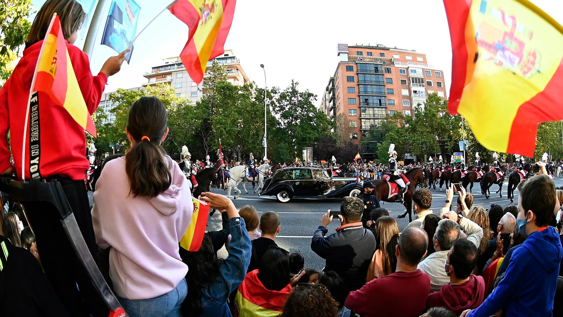 Llegada del coche de los Reyes Felipe y Letizia, al desfile militar del 12 de Octubre por el Paseo de la Castellana de Madrid para festejar este martes el Día de la Fiesta Nacional