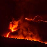 Un rayo volcánico atraviesa la parte alta del volcán