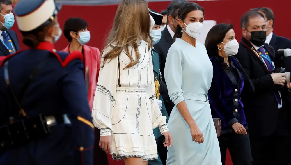 La Reina Letizia y la Infanta Sofía durante el desfile del Día de la Hispanidad.