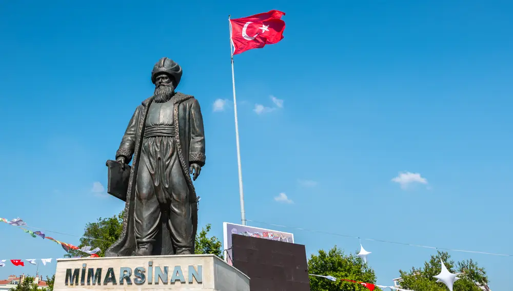 Estatua del arquitecto Mimar Sinan en Estambul
