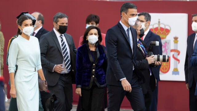 La reina Letizia (1i); la ministra de Defensa, Margarita Robles (3i) y el presidente del Gobierno, Pedro Sánchez (1d) tras el desfile militar en el Día de la Hispanidad,
