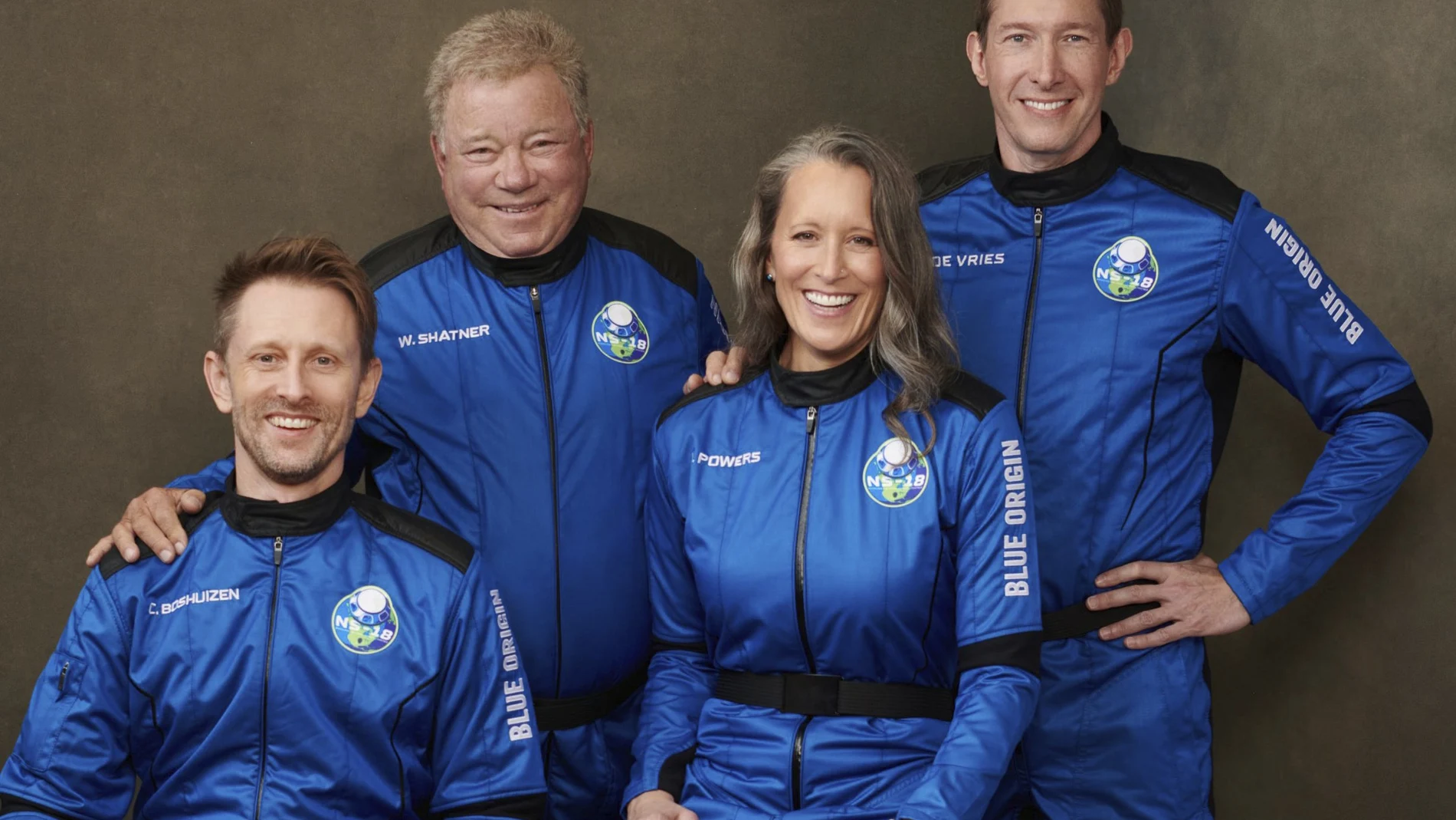 La tripulación de la misión NS-18 de Blu Origin, Chris Boshuizen, William Shatner, Audrey Powers y Glen de Vries.