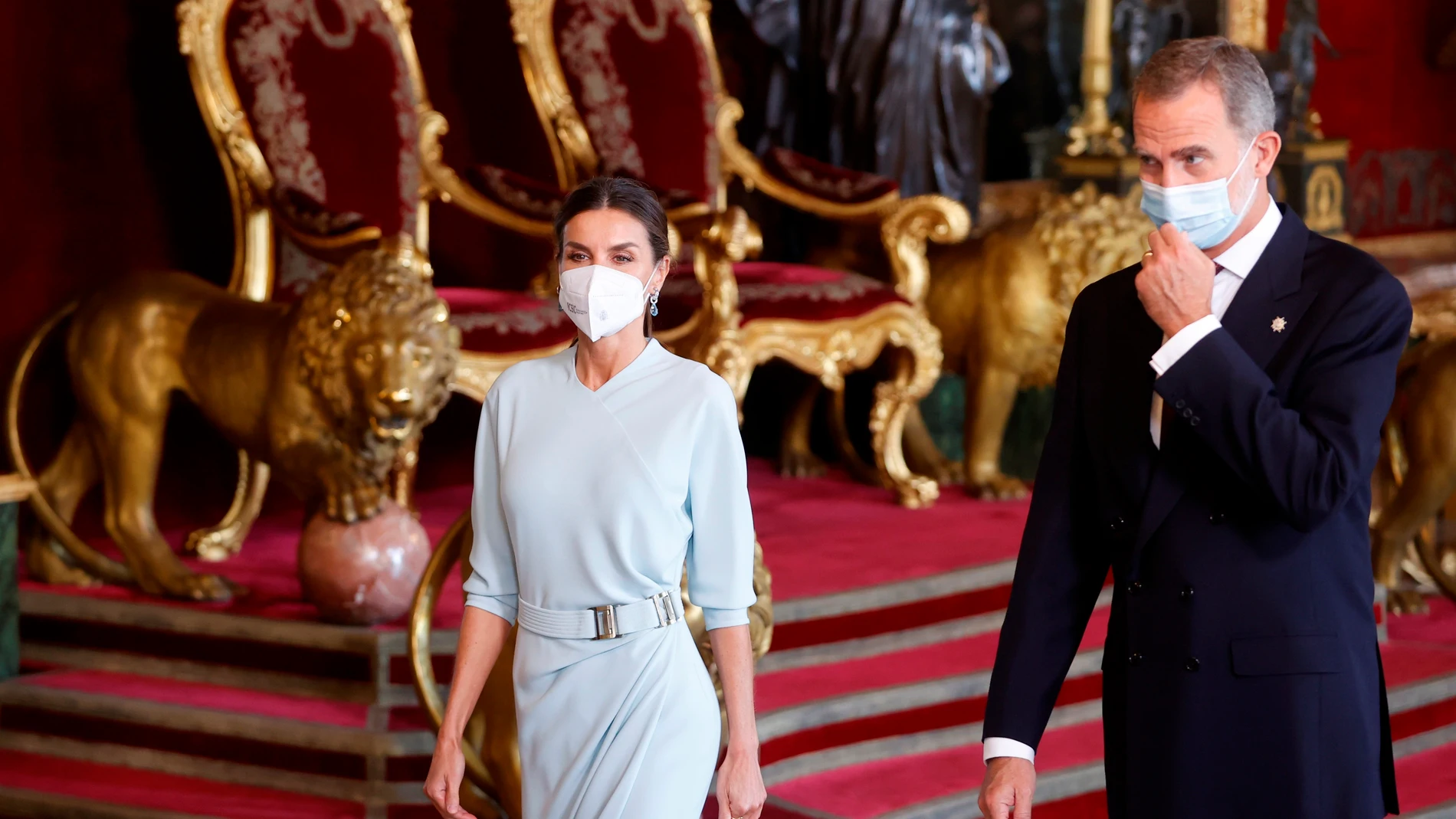 El Rey Felipe y la Reina Letizia, durante la recepción ofrecida en el Palacio Real con motivo de la Fiesta Nacional del 12 de Octubre