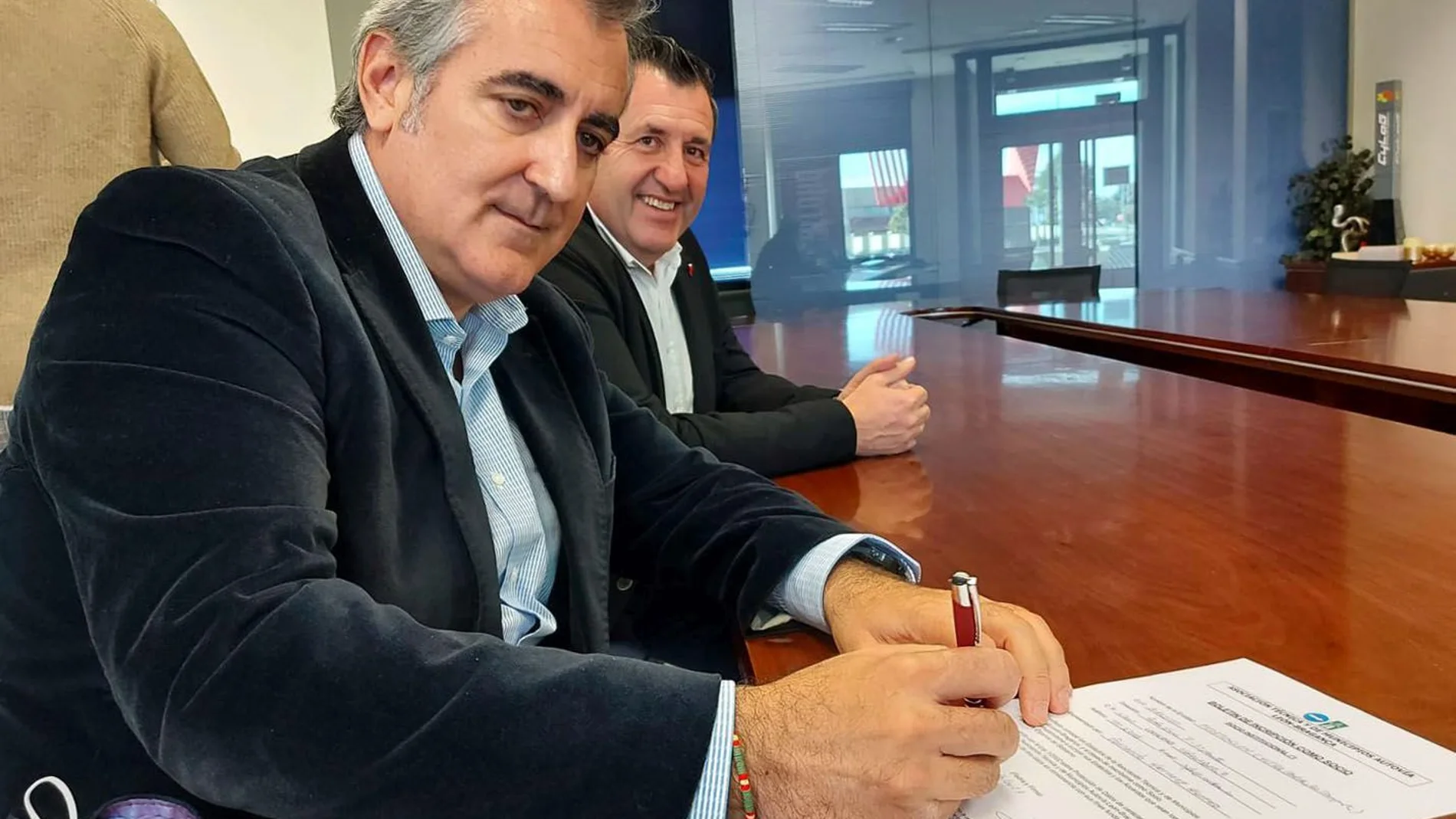 El presidente de la Federación de empresarios del transporte de Castilla y León, Fernando Hernanz, firma su adhesión en presencia de Pablo Lorenzo presidente de Altradime-León y del secretario general de la Asociación León-Braganza, Martín Manceñido.