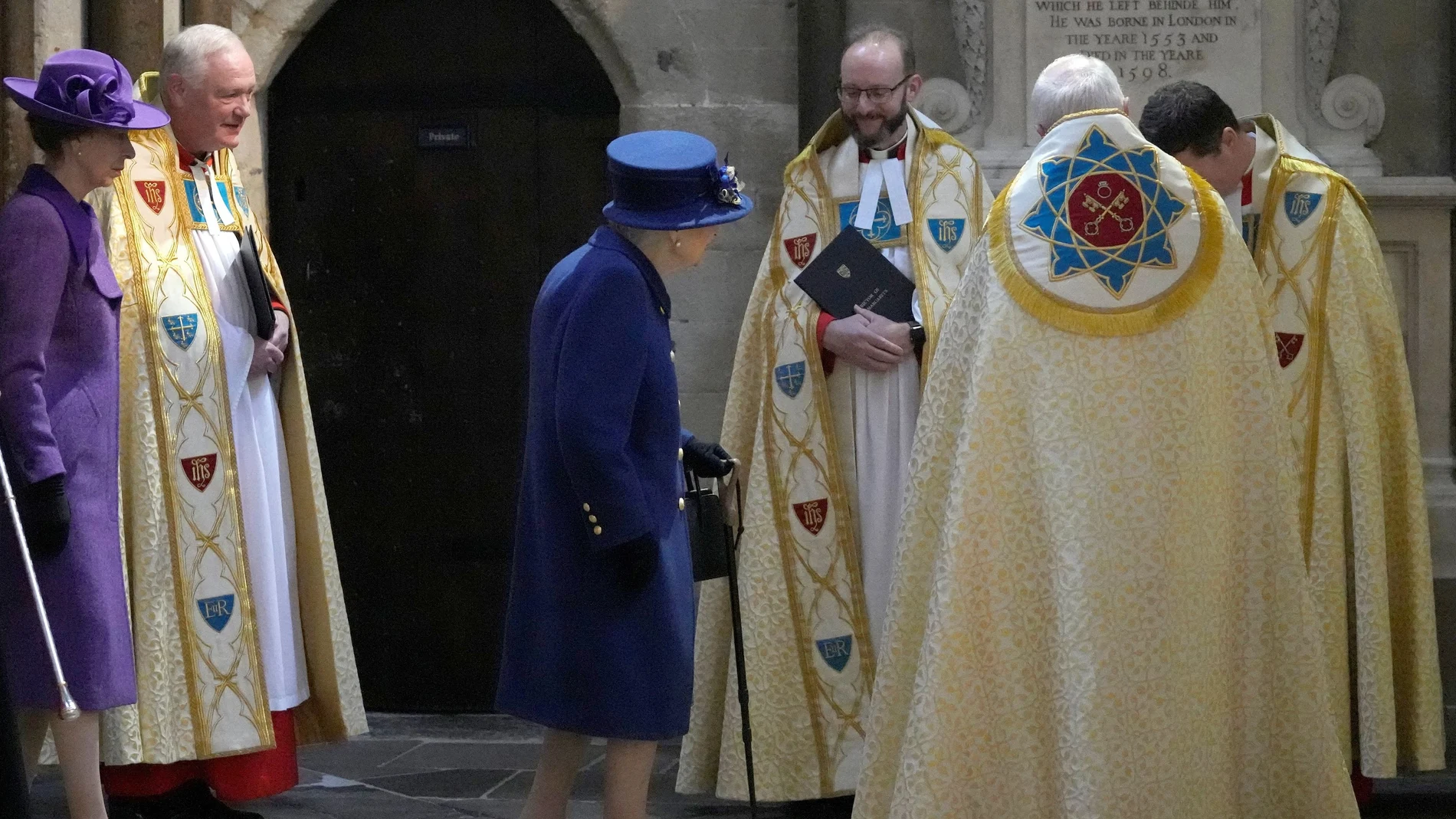 La Reina Isabel II, apoyada en un bastón, a su llegada a la abadía de Westminster. Frank Augstein/Pool via REUTERS