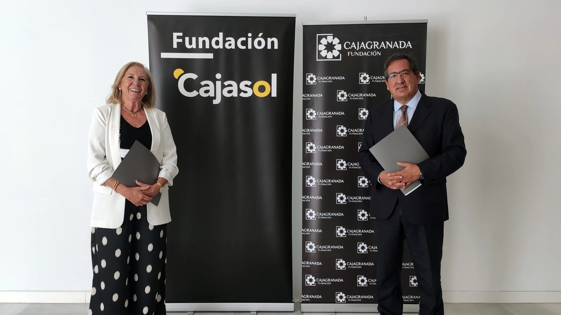 El presidente de Fundación Cajasol, Antonio Pulido, y la presidenta de CajaGranada Fundación, María Elena Martín-Vivaldi