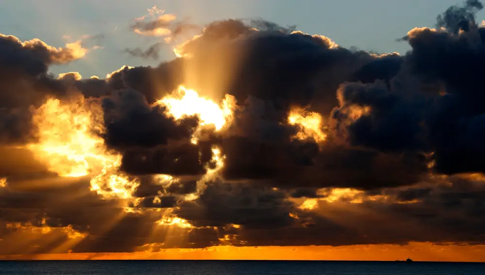 Vista del amanecer en la isla de La Palma este miércoles. La nube convectiva originada por el volcán de Cumbre Vieja podría elevarse ligeramente por encima de La Palma y orientarse hacia el este. EFE/ Elvira Urquijo A.