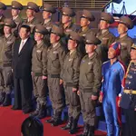 El líder de Corea del Norte, Kim Jong-un, posa para una foto de grupo con militares en una exposición de sistemas de armas en Pionyang