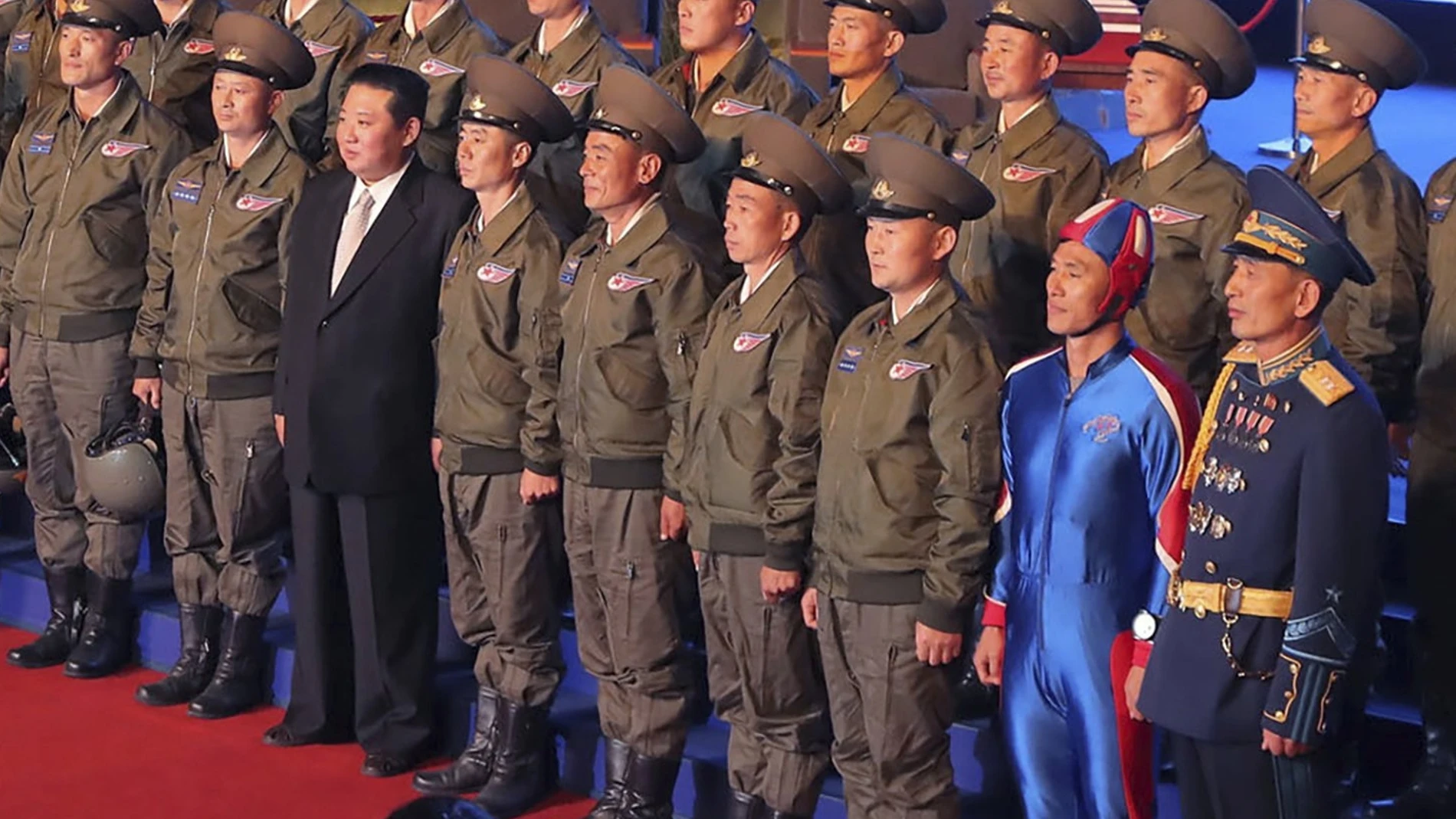 El líder de Corea del Norte, Kim Jong-un, posa para una foto de grupo con militares en una exposición de sistemas de armas en Pionyang