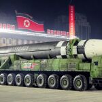 El misil intercontinental más grande de Corea del Norte expuesto sobre su enorme plataforma móvil erectora de 11 ejes