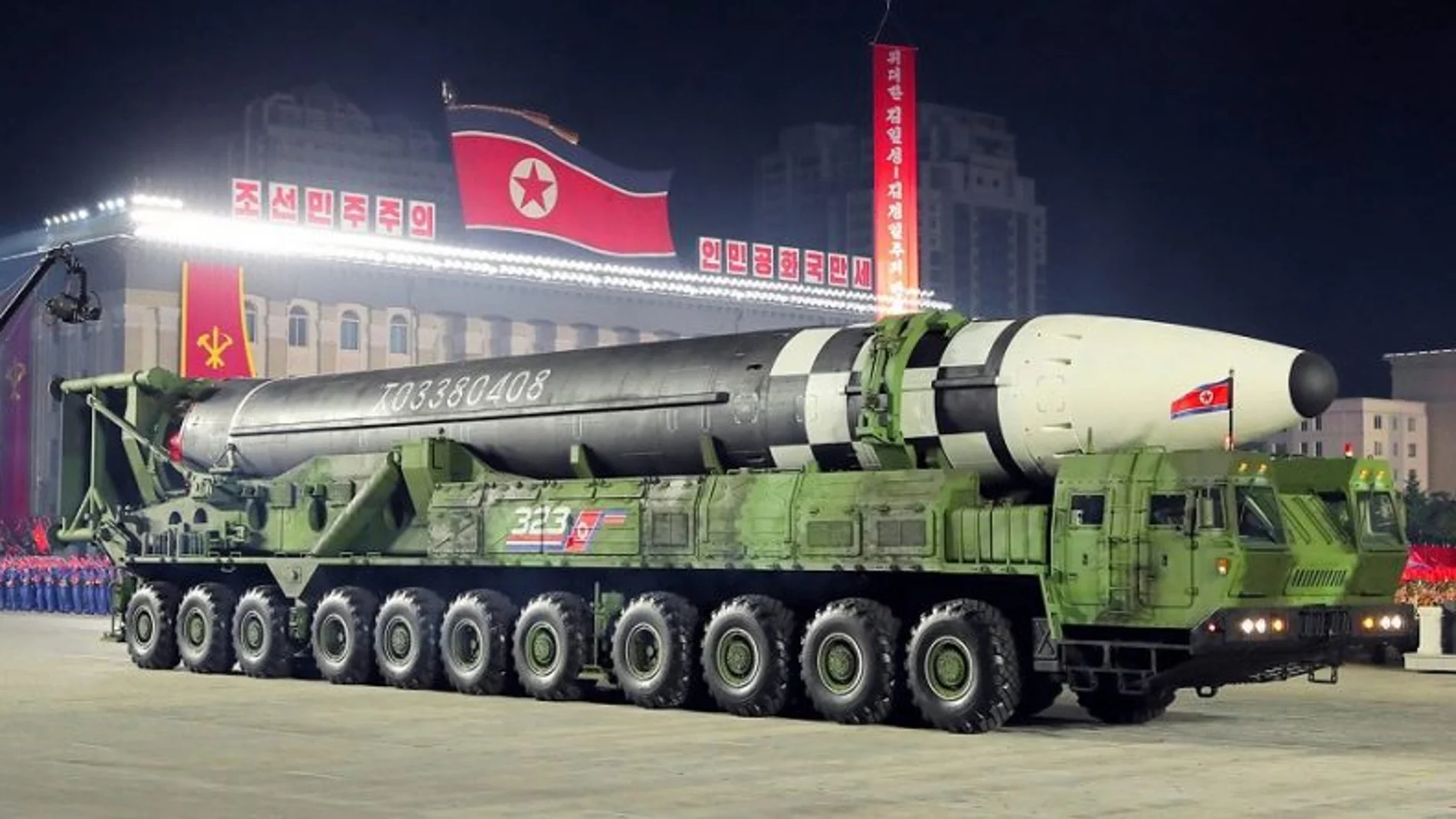El misil intercontinental más grande de Corea del Norte expuesto sobre su enorme plataforma móvil erectora de 11 ejes