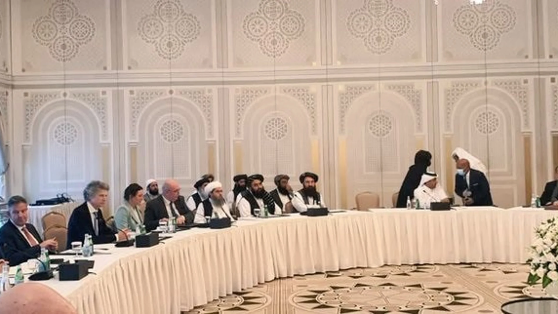 Una delegación talibán encabezada por su ministro de Exteriores, Amir Jan Muttaqi, se reúne con representantes de EE UU, UE y otros países occidentales en Doha