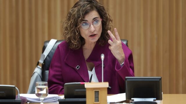 La ministra de Hacienda y Función Pública, María Jesús Montero, interviene en una rueda de prensa tras la entrega del Proyecto de Ley de Presupuestos del Estado de 2022