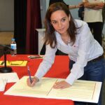 La alcaldesa Sara Hernández el día de la firma de su código ético