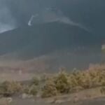 Imágenes del momento en el que graban un rayo volcánico en el volcán de La Palma