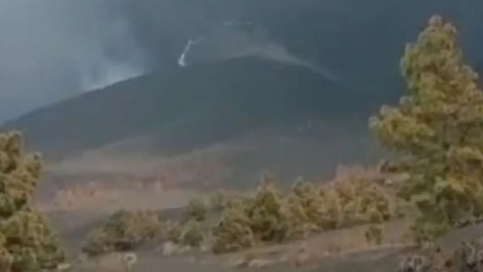 Imágenes del momento en el que graban un rayo volcánico en el volcán de La Palma