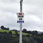 Un cartel contra la frontera marítima en Larne (Irlanda del Norte)