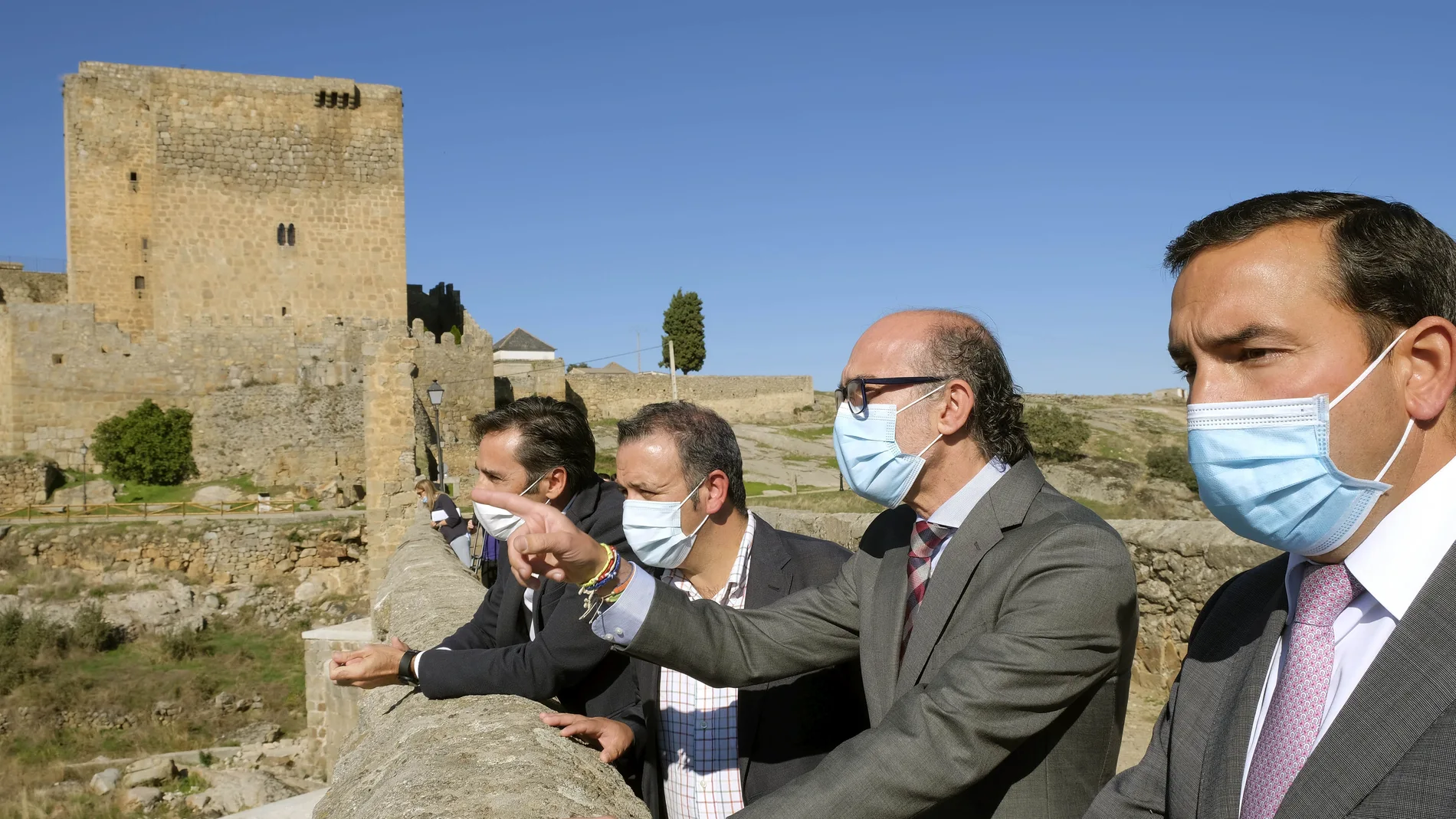 El consejero Javier Ortega presenta la obra de Puente Congosto junto al alcalde Ángel Rosado y el diputado de Turismo, Javier García Hidalgo