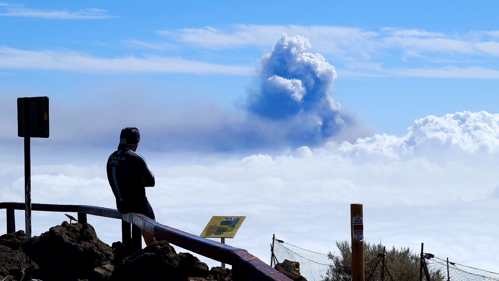 La columna de humo que sale del volcán de La Palma, vista desde el Roque de los Muchachos