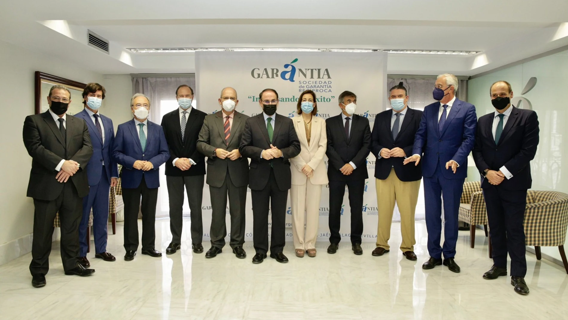 El presidente de Garántia, Javier González de Lara, el director general, José María Vera, y el director general adjunto, Antonio Vega, han mantenido en Sevilla un encuentro de trabajo con los presidentes de las patronales