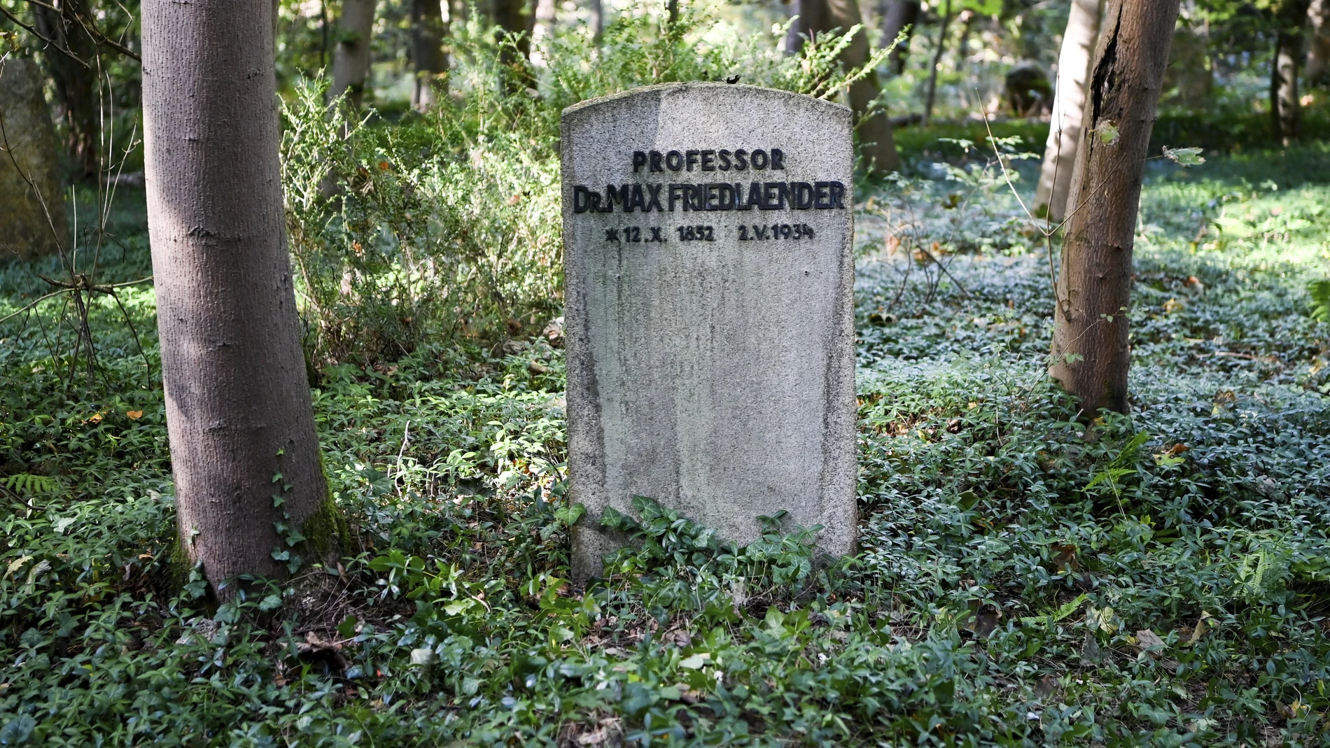 Lápida del erudito judío Max Friedlaender en Stahnsdorf, en las afueras de Berlín