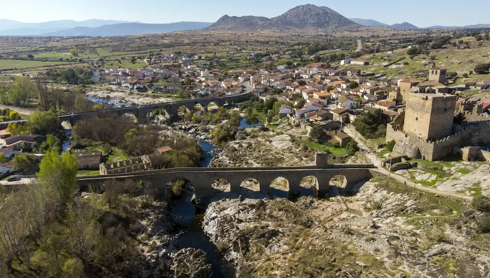Panorámica del puente medieval restaurado en la localidad salmantina de Puente del Congosto