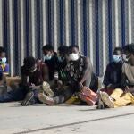 Varios migrantes de origen subsahariano permanecen bajo vigilancia policial tras acceder a Melilla saltando el perímetro fronterizo entre España y Marruecos EFE/Paqui Sánchez