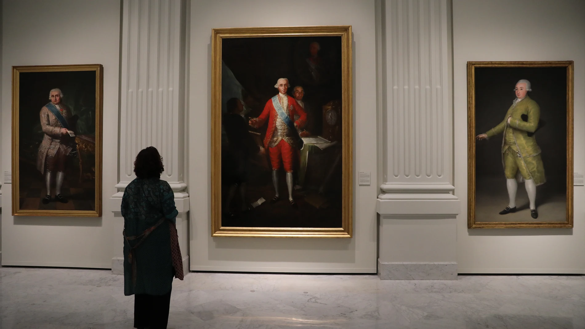 Una mujer contempla el retrato de José Monino y Redondo, Conde de Floridablanca (central) de Francisco de Goya en el Banco de España.