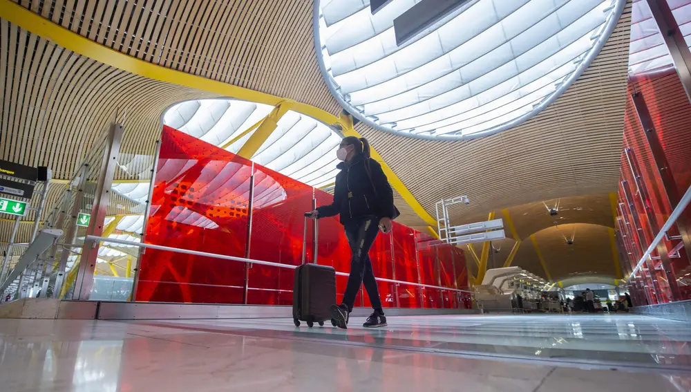 Una pasajera desplaza su maleta por las instalaciones de la T4 del Aeropuerto Adolfo Suárez Madrid-Barajas, en Madrid (España) | Fuente: Alberto Ortega / Europa Press