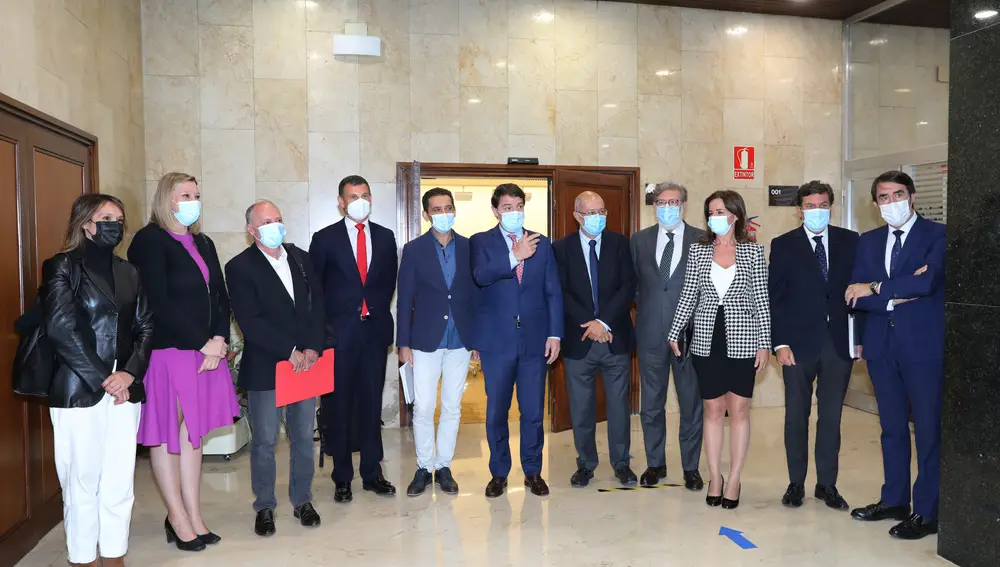 El presidente de la Junta de Castilla y León, Alfonso Fernández Mañueco, junto a los agentes económicos y sociales, el vicepresidente Francisco Igea y varios consejeros