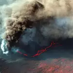Imagen de satélite que muestra el humo que se eleva mientras la lava fluye del volcán Cumbre Vieja