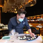 Adrián Cabrerizo con un plato de mochis en el restaurante Tottori.