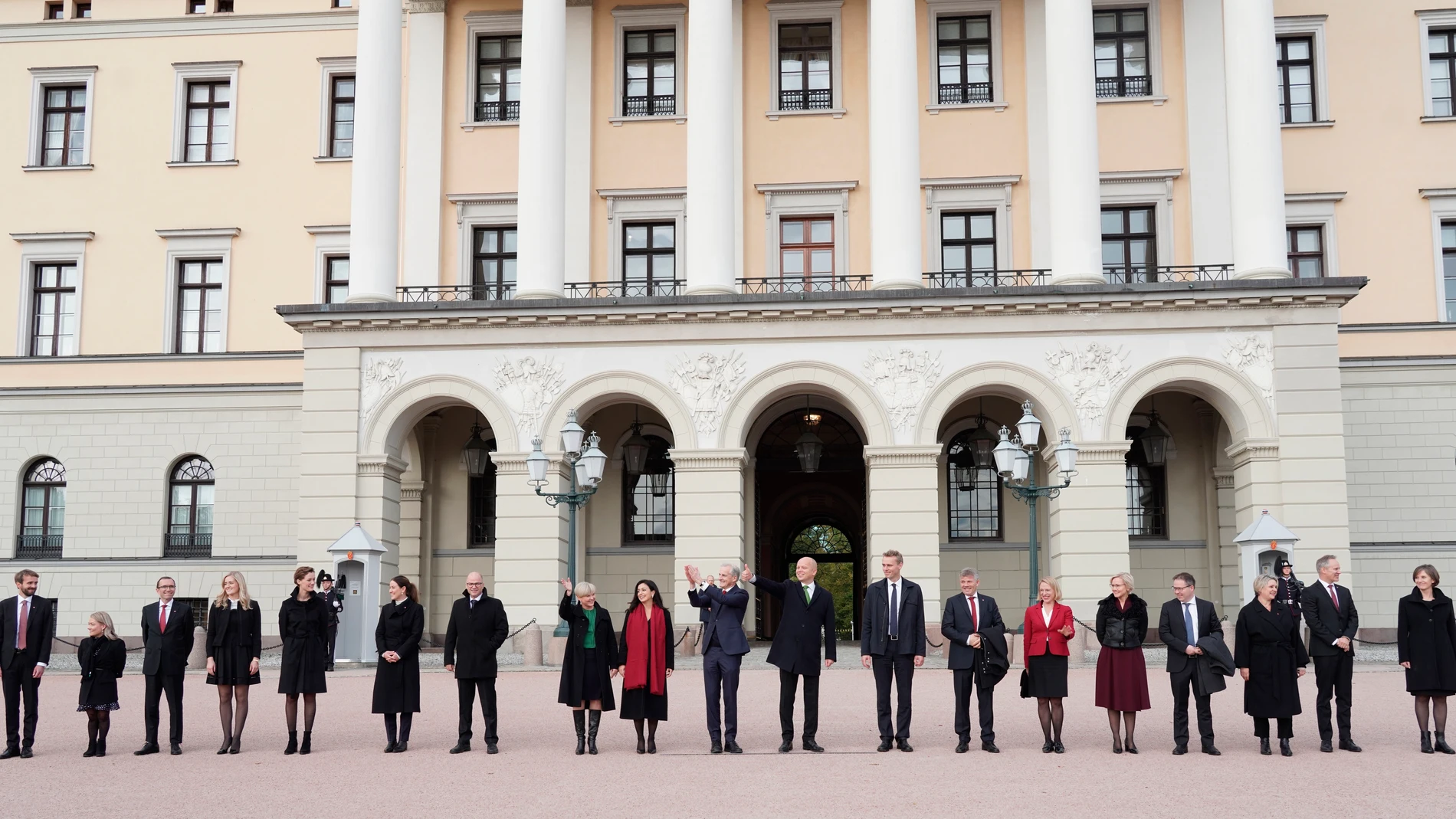 El nuevo primer ministro noruego, el socialdemócrata Jonas Gahr Støre, posa junto a su primer Gobierno frente al Palacio Real de Oslo