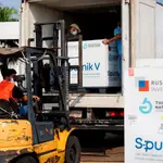 Un cargamento con 308.000 dosis de la vacuna Sputnik V contra la covid-19 llega al Espigón Presidencial el pasado jueves, en Luque (Paraguay).
