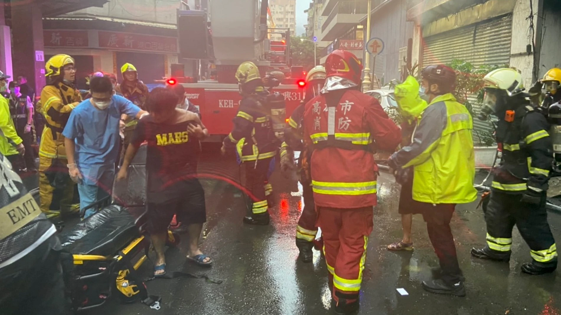 HANDOUT - 13 October 2021, Taiwan, Kaohsiung: Firefighters and rescue workers conduct rescue operations outside a 13-story commercial and residential building that has been engulfed in a huge fire in a downtown area of Kaohsiung. At least 22 people were killed and 52 people were injured. Photo: -/Fire Bureau Of Kaohsiun via ZUMA Press Wire/dpa - ATTENTION: editorial use only and only if the credit mentioned above is referenced in full-/Fire Bureau Of Kaohsiun via ZU / DPA13/10/2021 ONLY FOR USE IN SPAIN