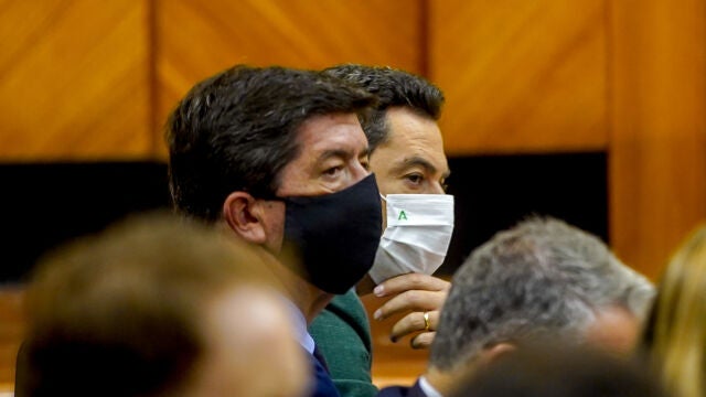 El presidente de la Junta, Juanma Moreno, y el vicepresidente Juan Marín, durante el Pleno del Parlamento de la semana pasada