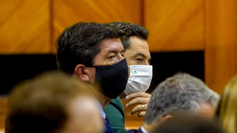 El presidente de la Junta, Juanma Moreno, y el vicepresidente Juan Marín, durante el Pleno del Parlamento de la semana pasada