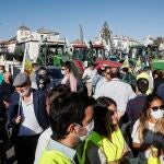 Agricultores y ganaderos de toda Andalucía durante la concentración que han realizado hoy en Sevilla
