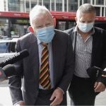 El magnate neozelandés Ron Brierley llega a la sala de los tribunales donde fue juzgado