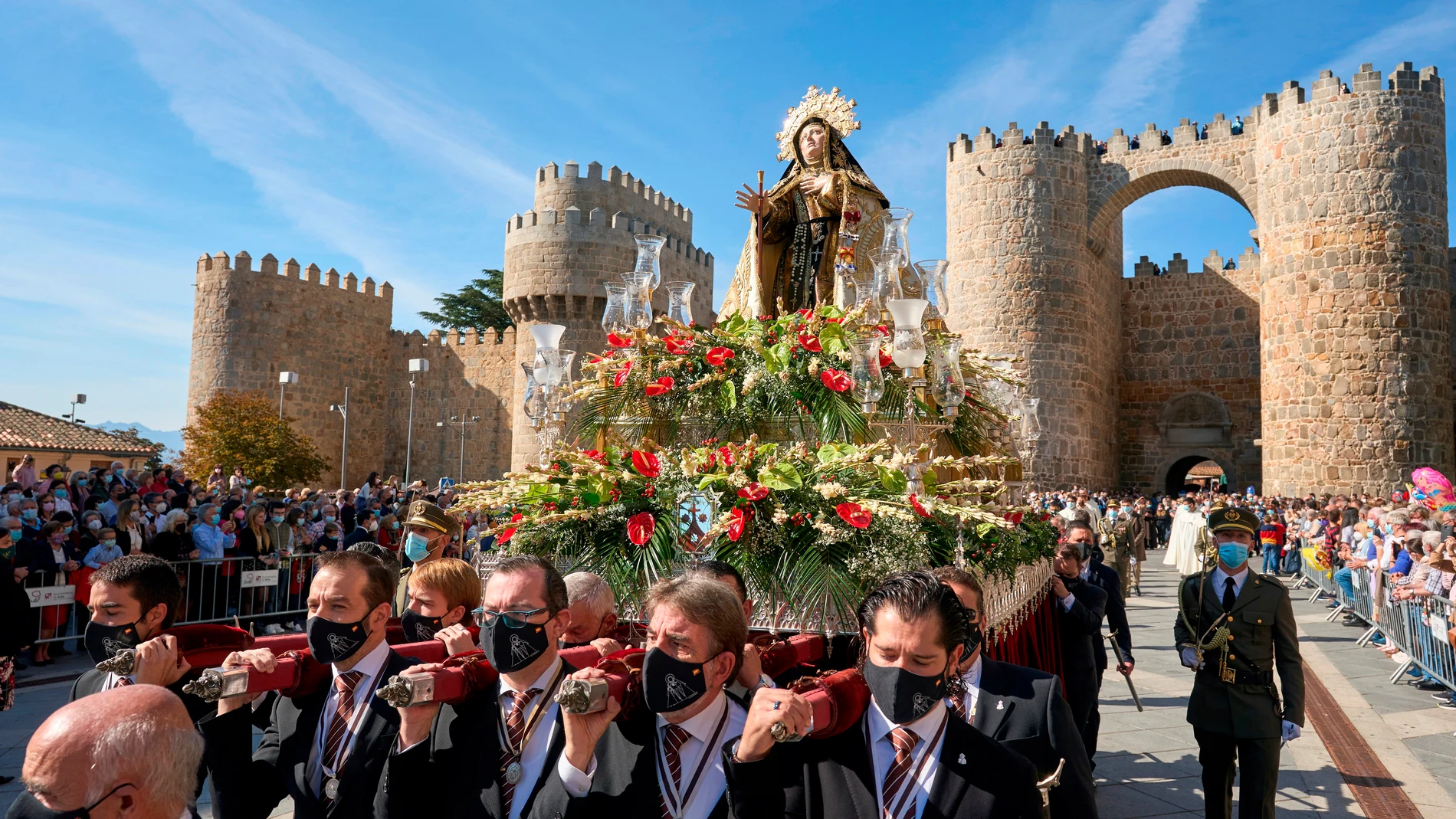 Ávila celebra la festividad de su patrona, Santa Teresa, cuya imagen ha vuelto a recorrer las calles de la ciudad tras la misa que celebrada en la Catedral y una vez obtenidas las autorizaciones de las autoridades competentes. EFE/Raúl Sanchidrián