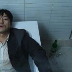 Cho Sang-woo en un intento de suicidio en la bañera