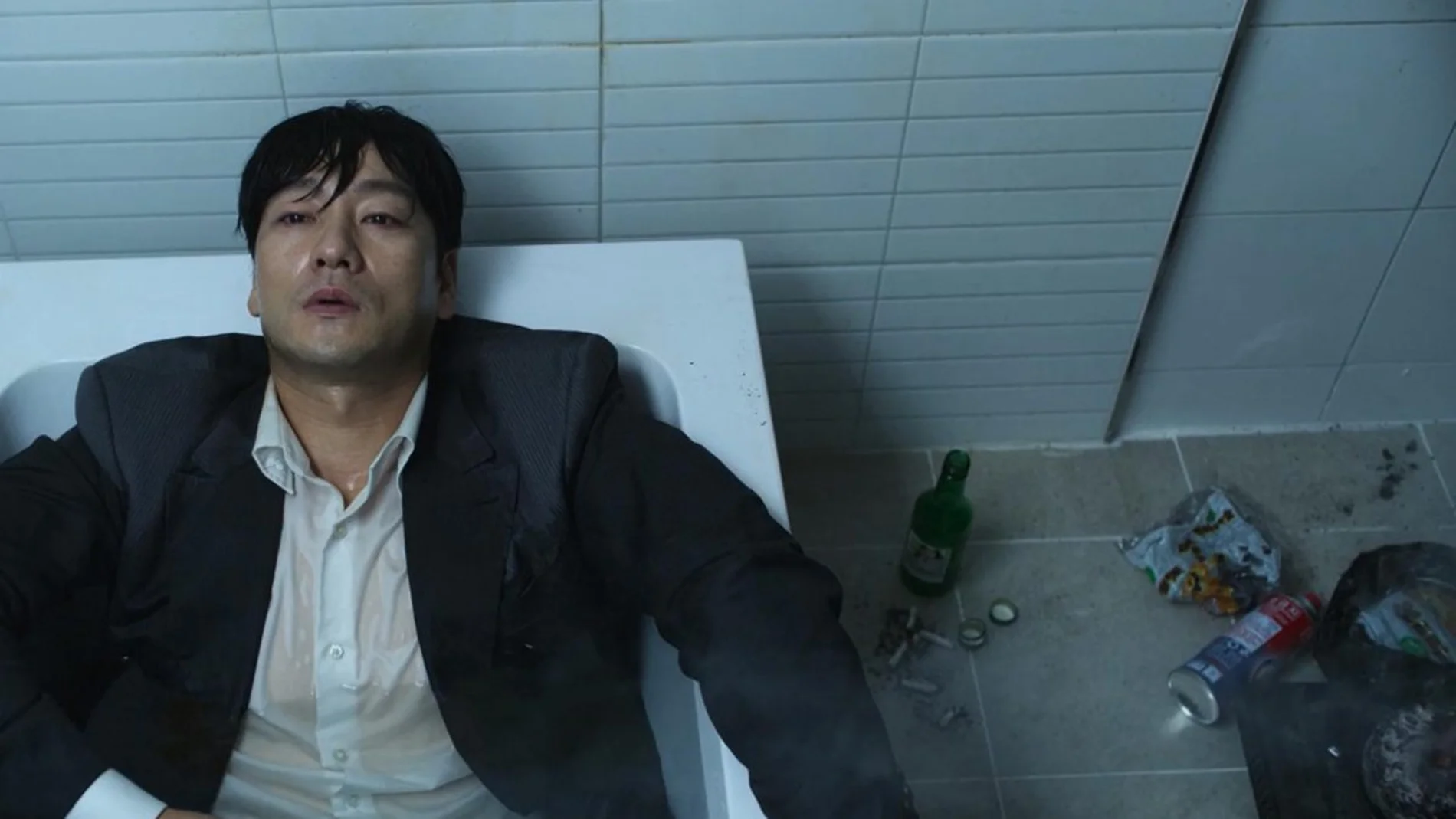 Cho Sang-woo en un intento de suicidio en la bañera