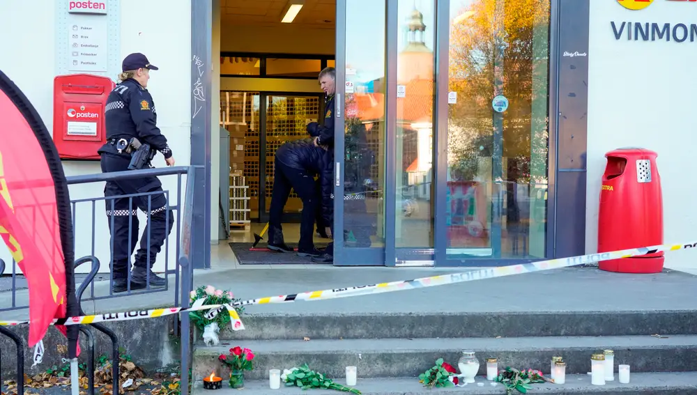 La policía investiga en el super en el que un hombre inició un ataque contra varios vecinos de Kongsberg en Noruega, en el que murieron 5 personas