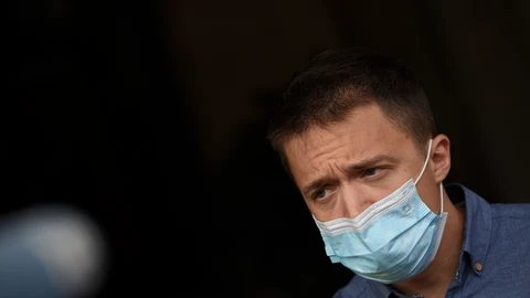 El líder de Más País, Íñigo Errejón, atiende a los medios frente al Ayuntamiento de Valencia, a 15 de octubre de 2021