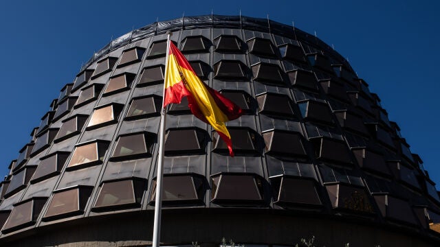Fachada del Tribunal Constitucional, a 15 de octubre de 2021, en Madrid (España). El Gobierno y el PP han llegado a un acuerdo este jueves que permitirá renovar el Tribunal Constitucional, el Tribunal de Cuentas, el Defensor del Pueblo y la Agencia de Protección de Datos. El pacto se produjo apenas 24 horas después de que en la sesión de control del Congreso el líder del PP, ofreciera al jefe del Ejecutivo renovar los órganos constitucionales pendientes, al margen del CGPJ, que ha sido el principal escollo de las negociaciones estos meses.15 OCTUBRE 2021;GOBIERNO;JUSTICIA;TRIBUNAL CONSTITUCIONAL;PP;POLÍTICA;INSTITUCIONESAlejandro Martínez Vélez / Europa Press15/10/2021