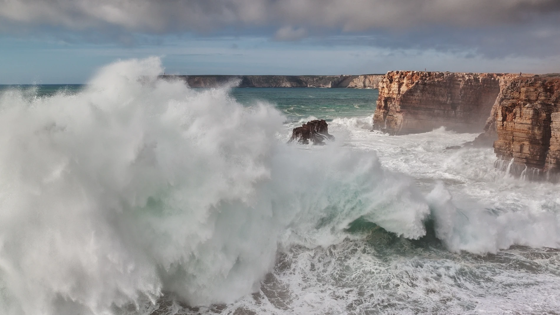 Las ondas gigantes se rompen contra las rocas, durante una tormenta en Sagres Algarve