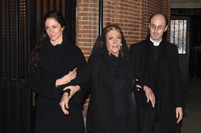 Pitita Ridruejo con su hija Clo Stilianopoulos en el funeral de Mike Stilianopoulos en 2016